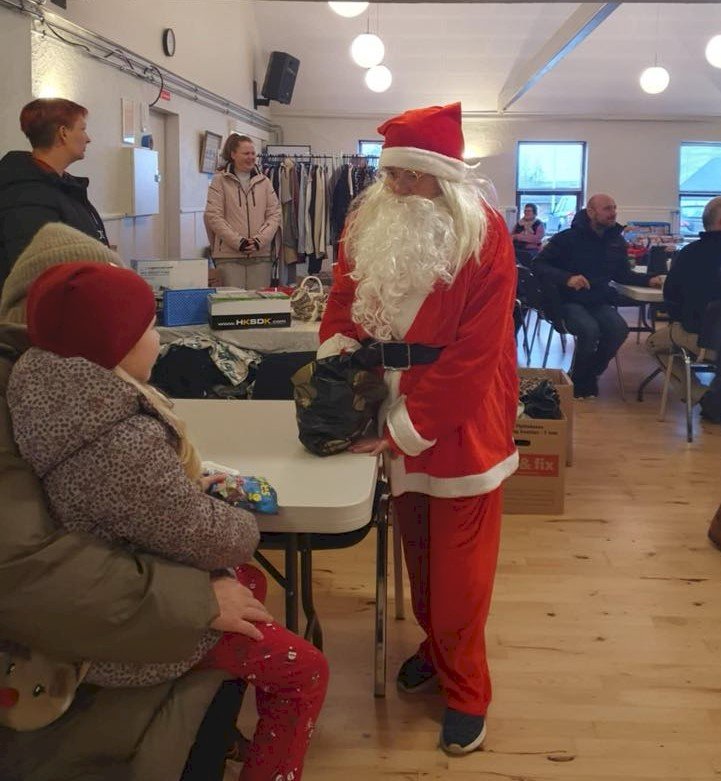 Julemarked og juletræstænding i Tolstrup