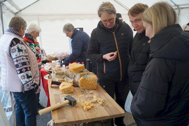 Fuldt hus fra start hos Ostemandens julemarked