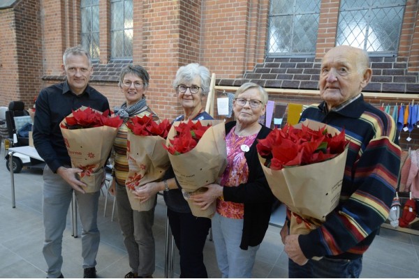 Jacob Dalgaard t.v. og Frode Sønderstrup fra Lions Club Løgstør ses her sammen med formand Charlotte Merete Fogtmann, koordinator Kirsten Østergaard Pedersen (i midten) og Signe Nissen. De er klar til at overrække en julestjerne til hver af de deltagende besøgsmodtagere.