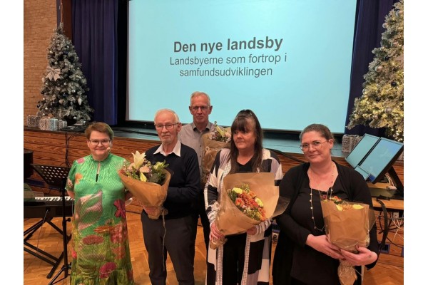 Fra venstre ses Lene Mikkelsen, formand for Landdistriktsrådet i Vesthimmerland, sammen med de fire kandidater til Landsbyprisen: Johan Fruergaard, Børge Grynderup Poulsen, Heidi Jakobsen og Kirstine Andersen.