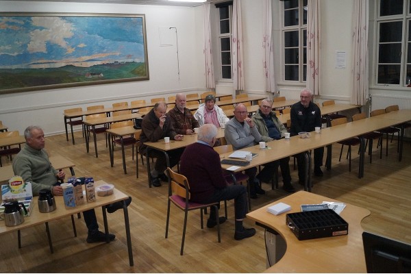 En lille skare var mødt frem på Ranum Efterskole for at høre Søren Christensens præsentation af bogen