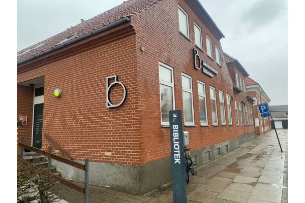 Forvaltningen anbefaler, at biblioteket flyttes hurtigst muligt