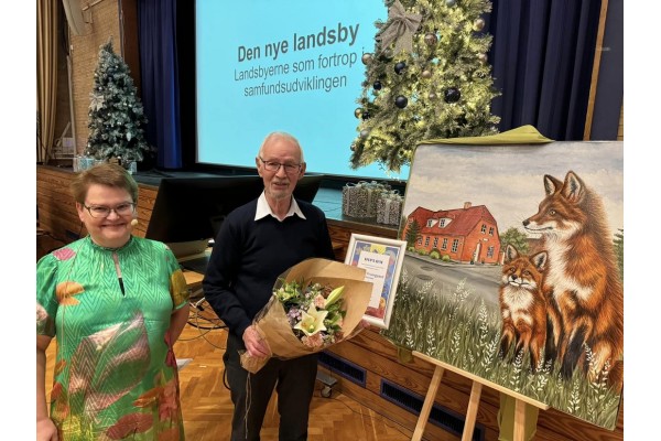 Formanden for landdistriktsrådet i Vesthimmerland, Lene Mikkelsen, overrakte Landsbyprisen til Johan Fruergaard